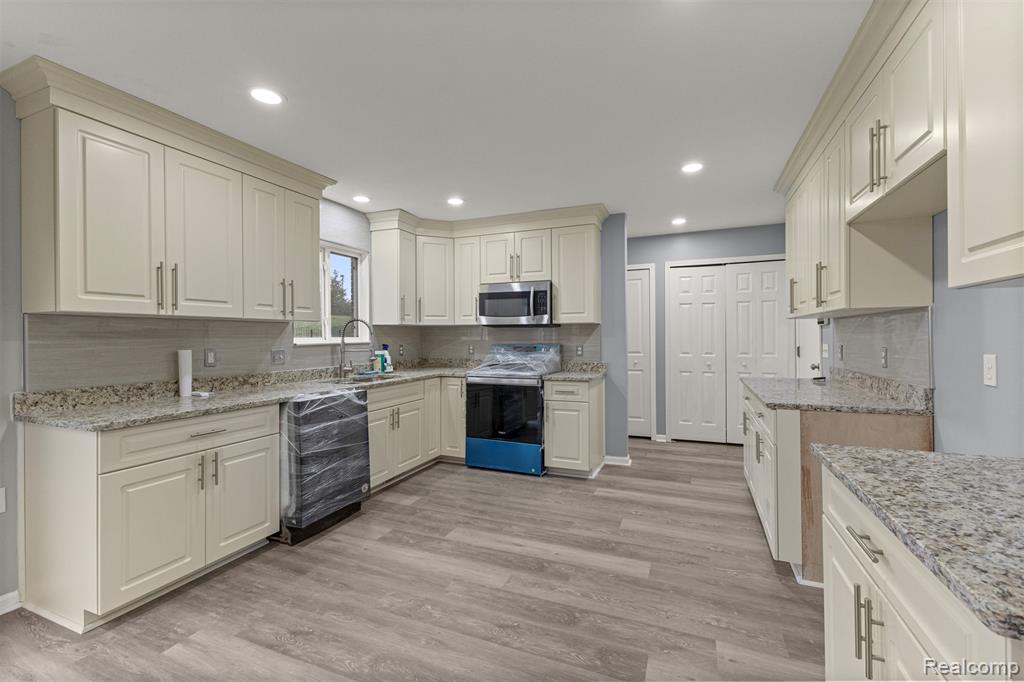 10913 Edlie Circle, Dearborn Heights, MI 48214 — Photo 12