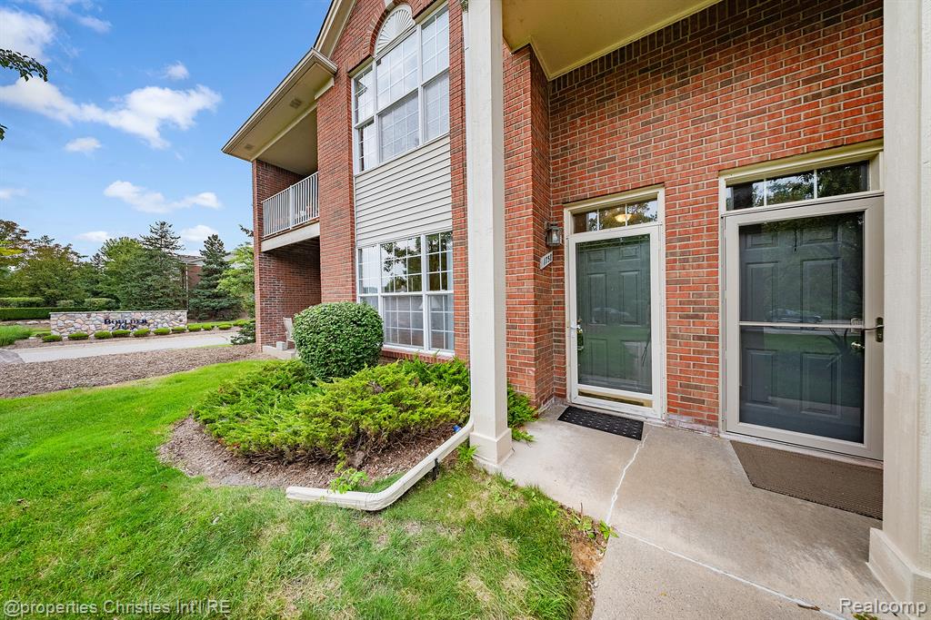 1758 FLAGSTONE Circle, 3, Rochester, MI 48307 — Photo 2