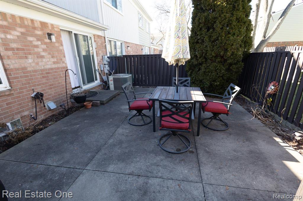1882 NEWPORTE CT, 242, Royal Oak, MI 48073 — Photo 15