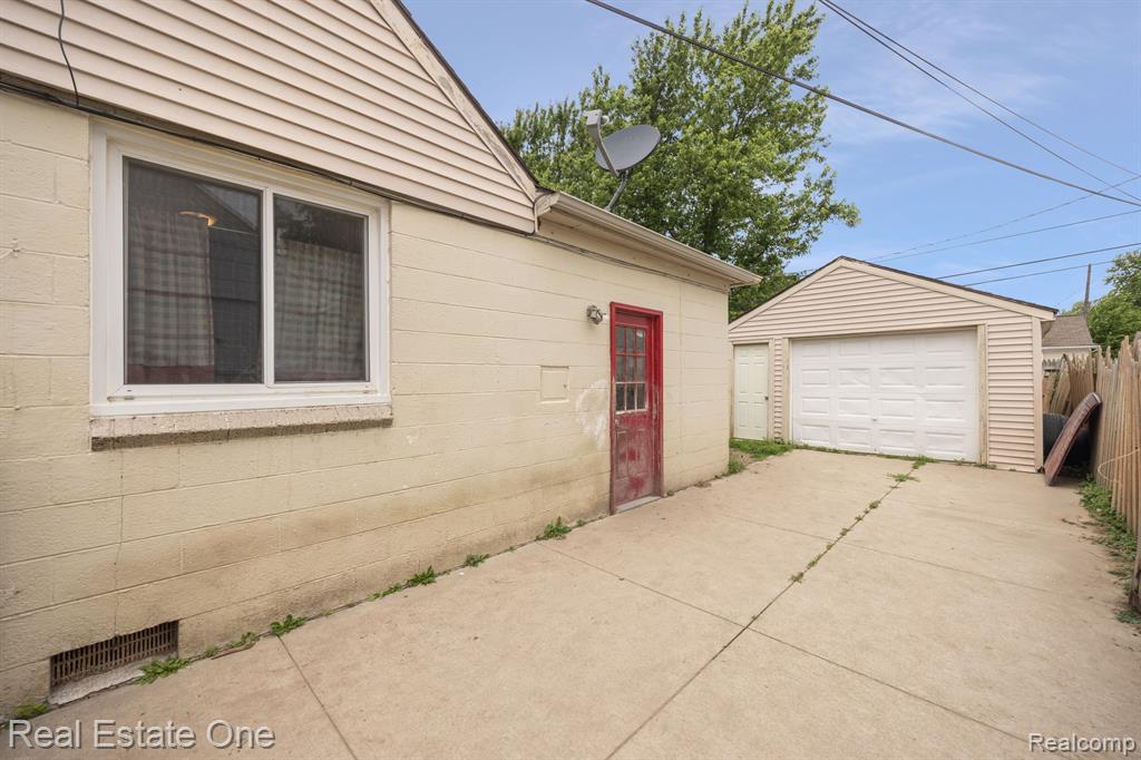 8251 STATE PARK, Center Line, MI 48015 — Photo 23