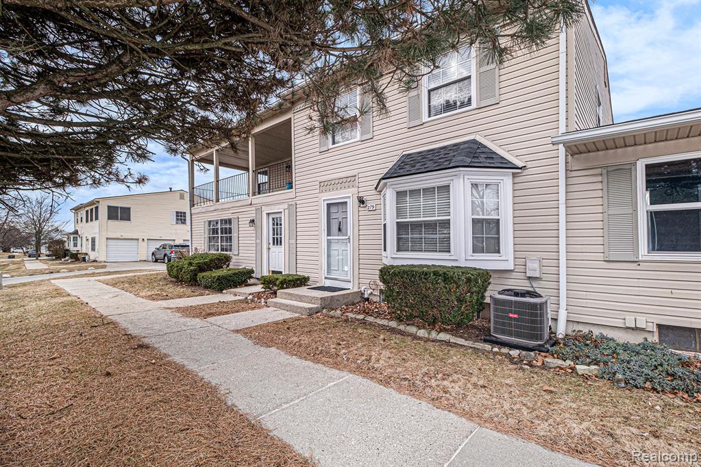 279 LAKE VILLAGE Drive, Walled Lake, MI 48390 — Photo 3