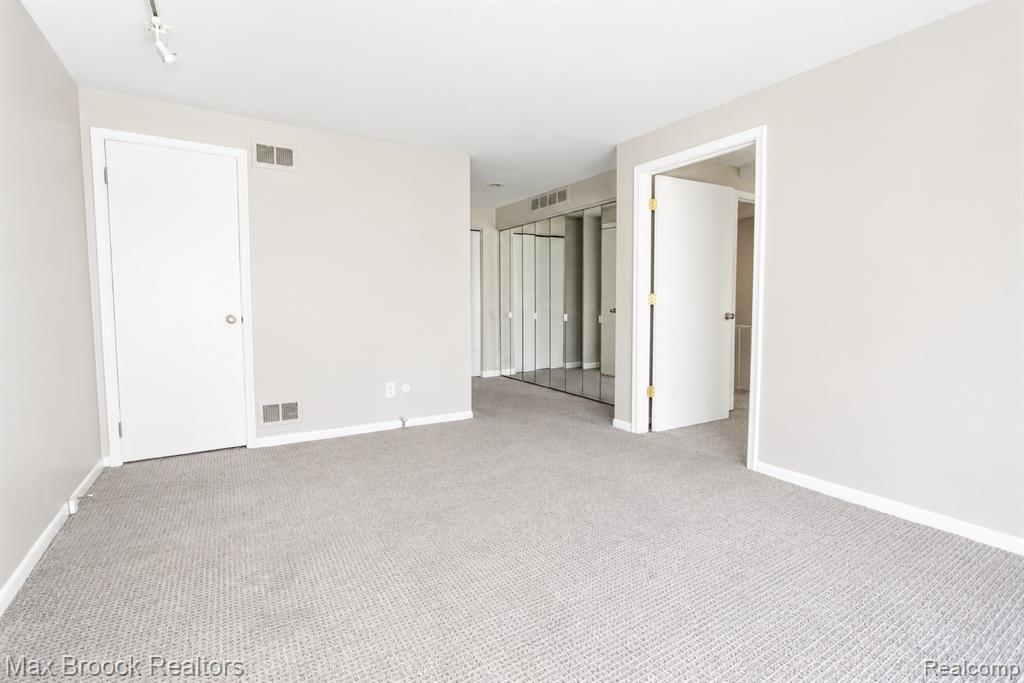 7139 Creeks Crossing, West Bloomfield, MI — Photo 28