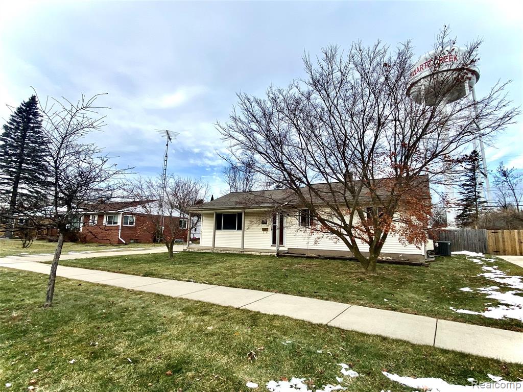 8474 Chesterfield Drive, Swartz Creek, MI 48473 — Photo 2