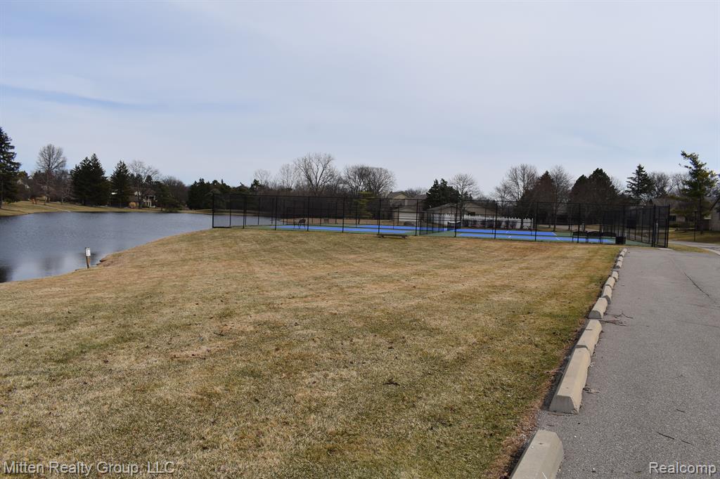 4356 FOXPOINTE Drive, West Bloomfield, MI 48323 — Photo 35