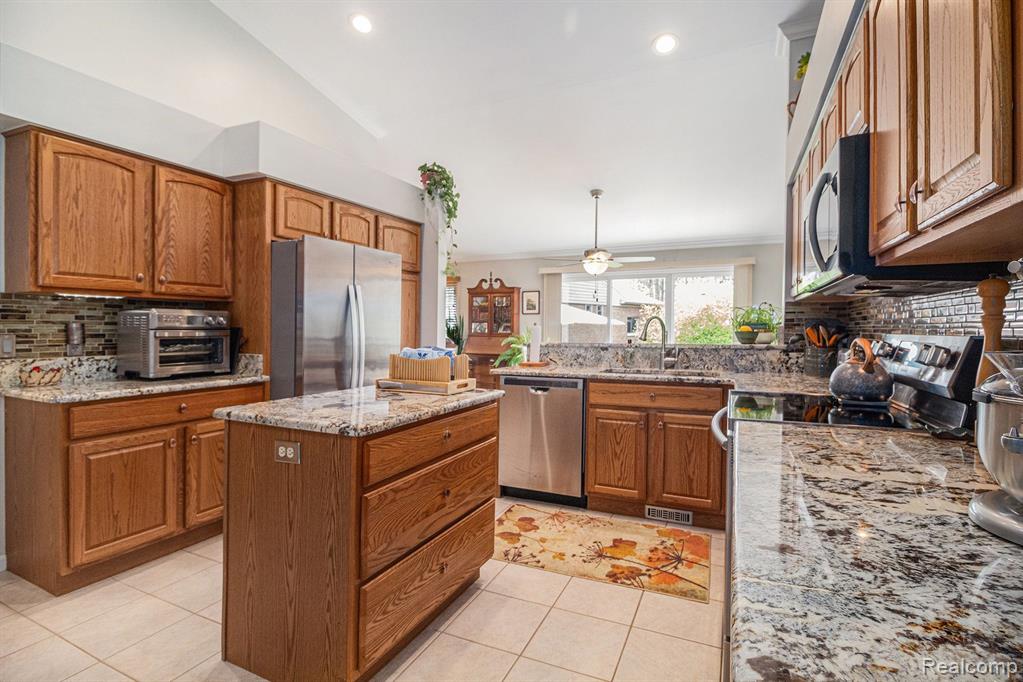 404 WALNUT Drive, 34, South Lyon, MI 48178 — Photo 12