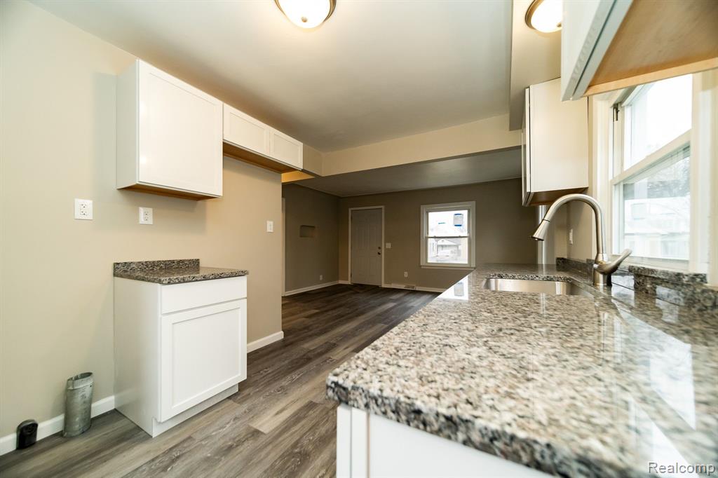 634 W HARWOOD Avenue, Madison Heights, MI 48071 — Photo 11
