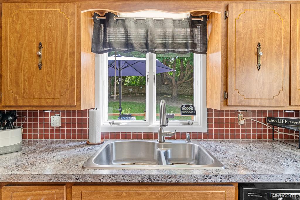 4602 Milton Drive, Flint, MI 48507 — Photo 17