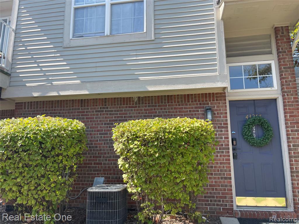 43267 Woodbridge Drive, Clinton Twp, MI 48038 — Photo 2