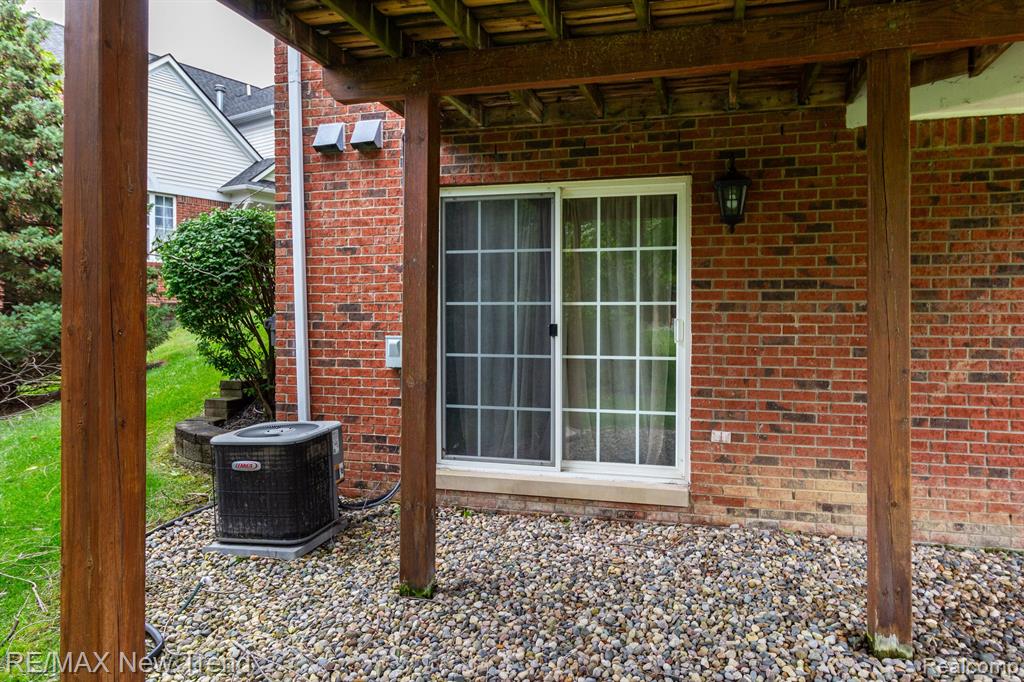 29319 DOUGLAS Drive, Novi, MI 48377 — Photo 34