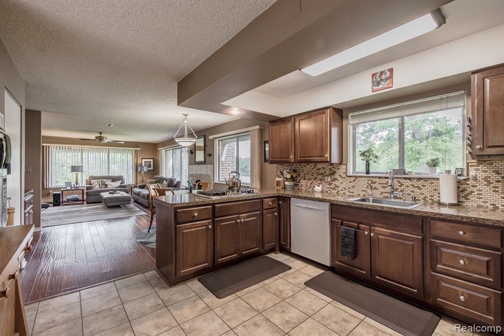 63 Lakeview Drive, Oxford, MI 48370 — Photo 3