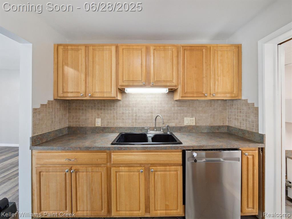 7447 Crissman Street, Utica, MI 48317 — Photo 12