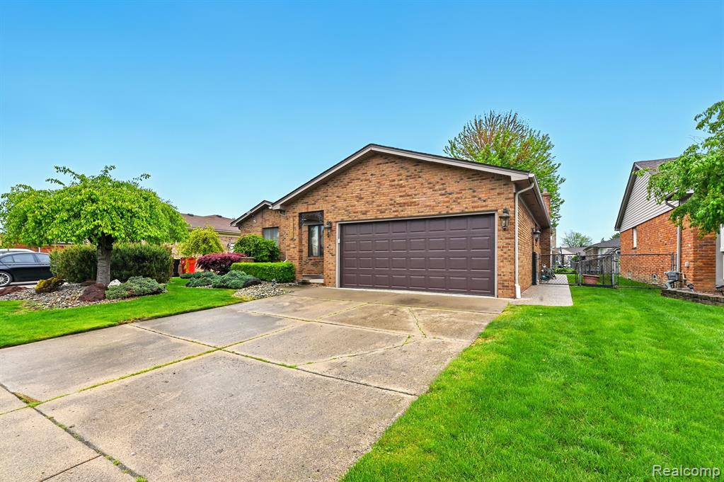 47296 SANBORN Drive, Macomb, MI 48044 — Photo 2