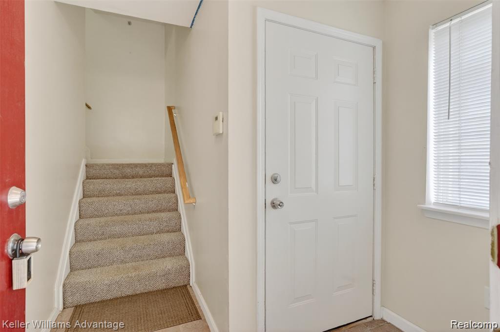 863 Amanda Lane, Pontiac, MI 48340 — Photo 2