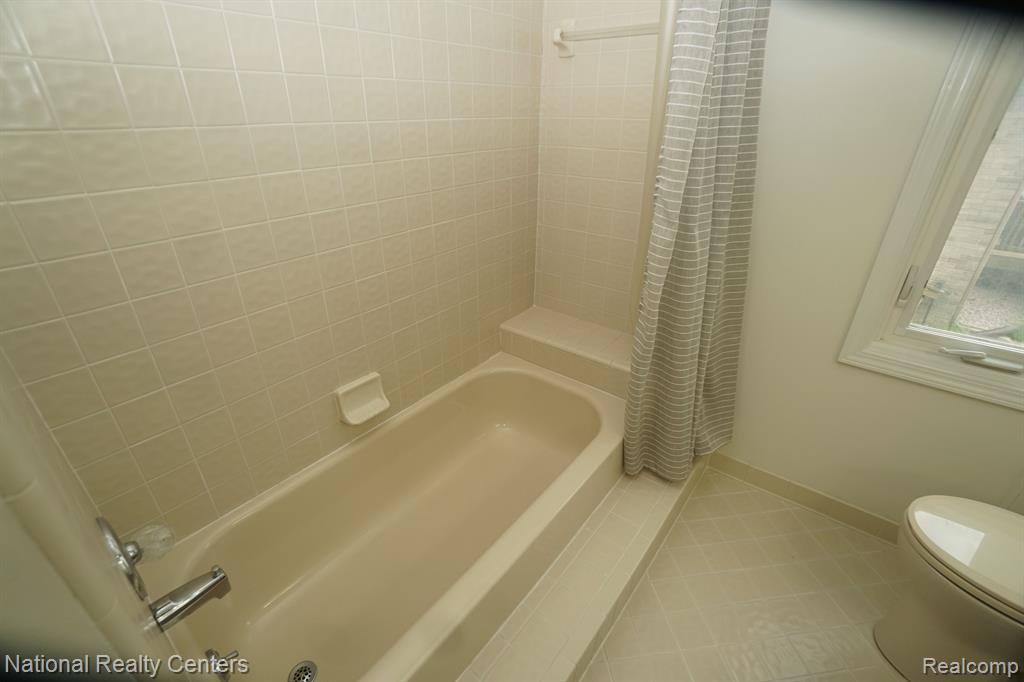 441 SANDALWOOD Drive, Rochester Hills, MI 48307 — Photo 19