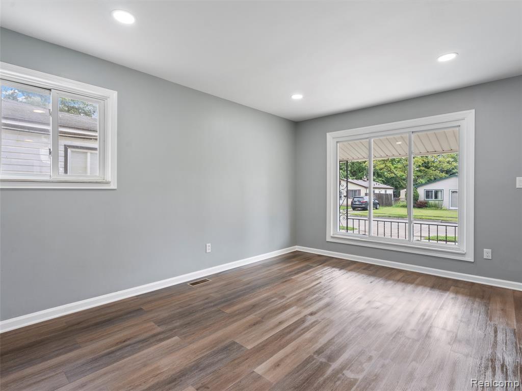 396 W PEARL Avenue, Hazel Park, MI 48030 — Photo 4