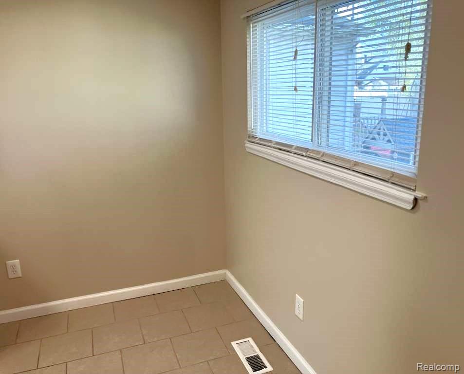 861 E DALLAS Avenue, Madison Heights, MI 48071 — Photo 16