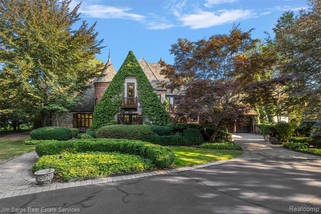 49016 Point Lakeview Street, Chesterfield, MI 48047 — front exterior