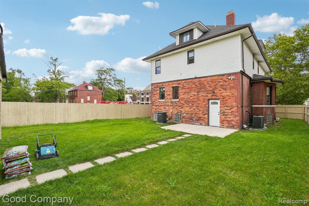 1645 CADILLAC Boulevard, Detroit, MI 48214 — Photo 39