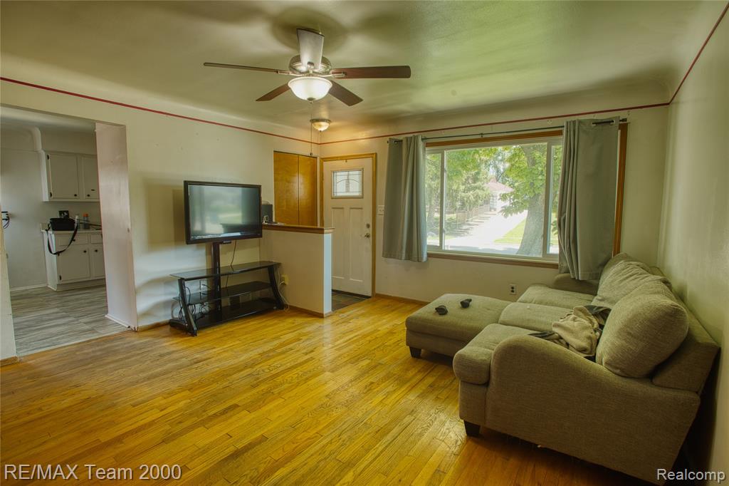 7475 Fenton Street, Dearborn Heights, MI 48127 — Photo 10