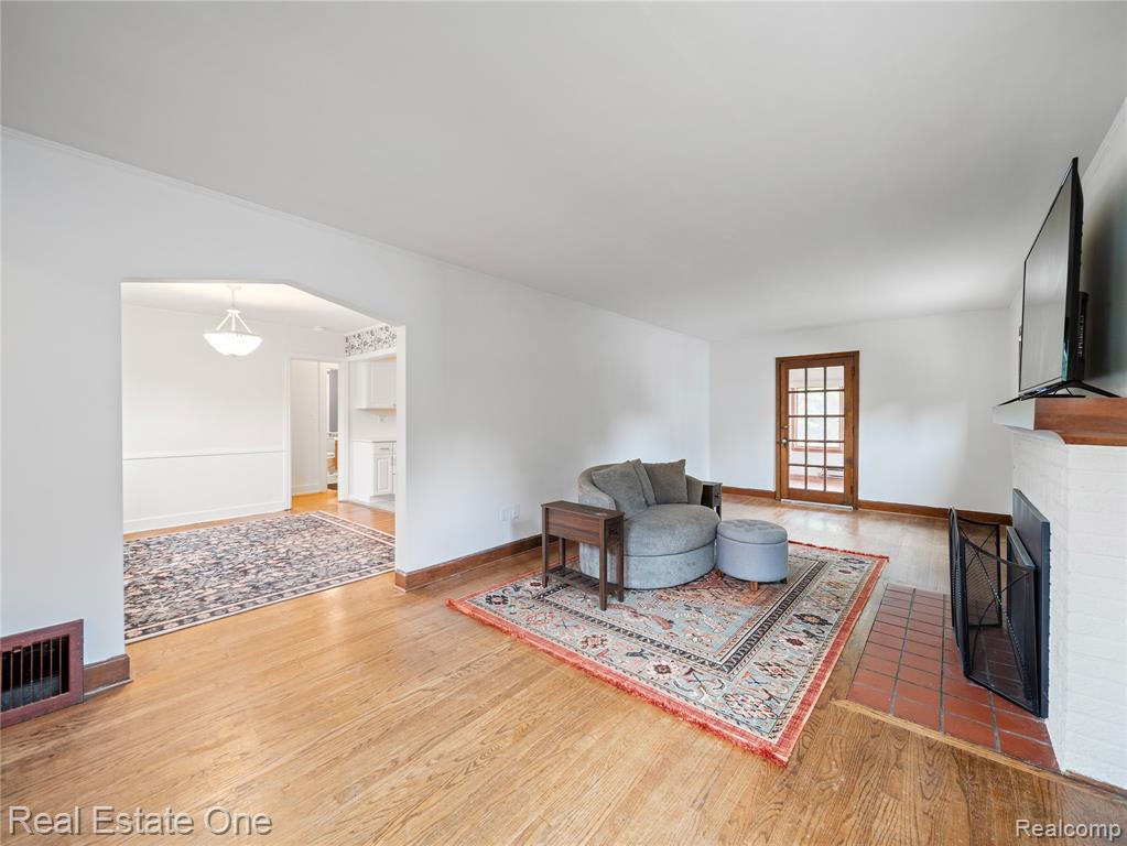 609 N Michigan Avenue, Howell, MI 48843 — Photo 5