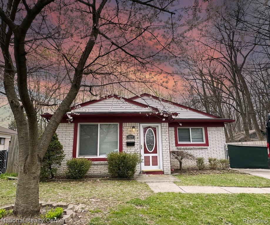 829 W PARKER Avenue, Madison Heights, MI 48071 — Photo 2
