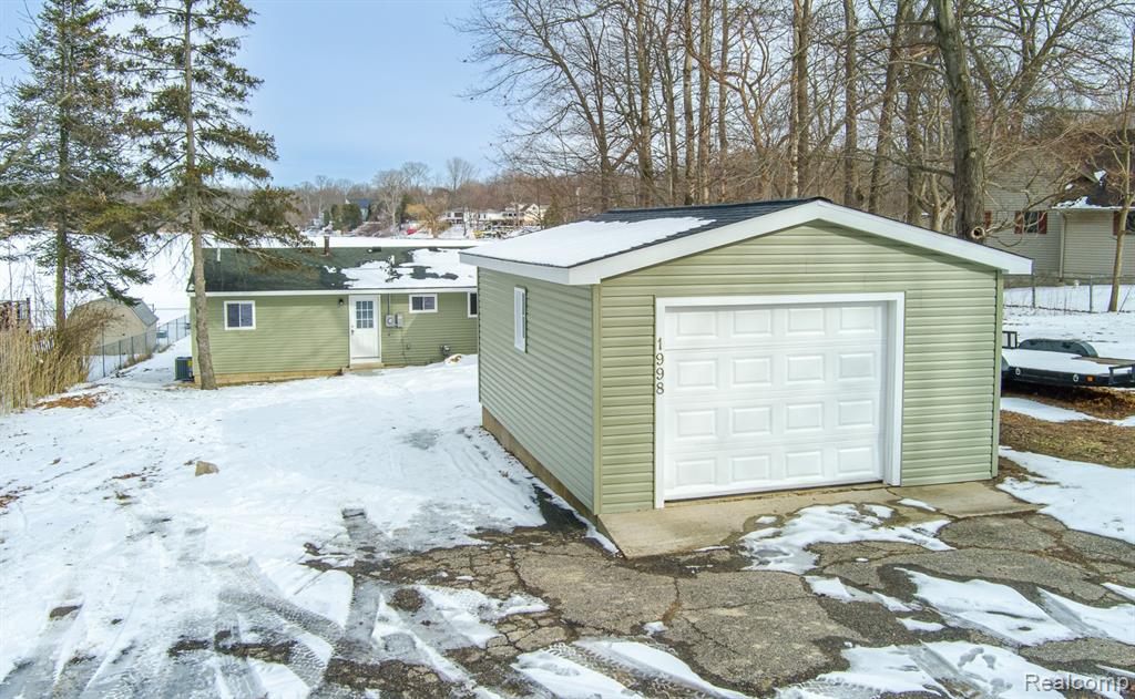 1998 Lakeview Drive, Lapeer, MI 48446