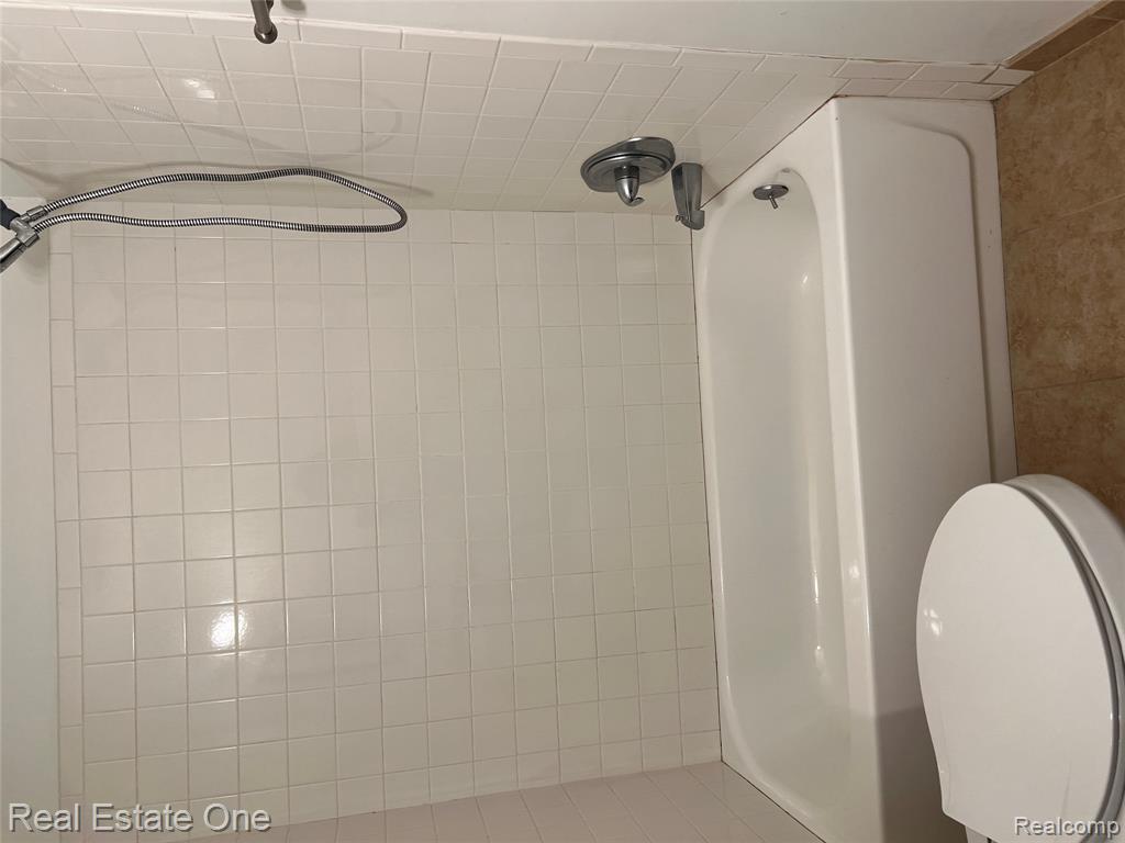 1868 Colonial Village Way, 4, Waterford, MI 48328 — Photo 20
