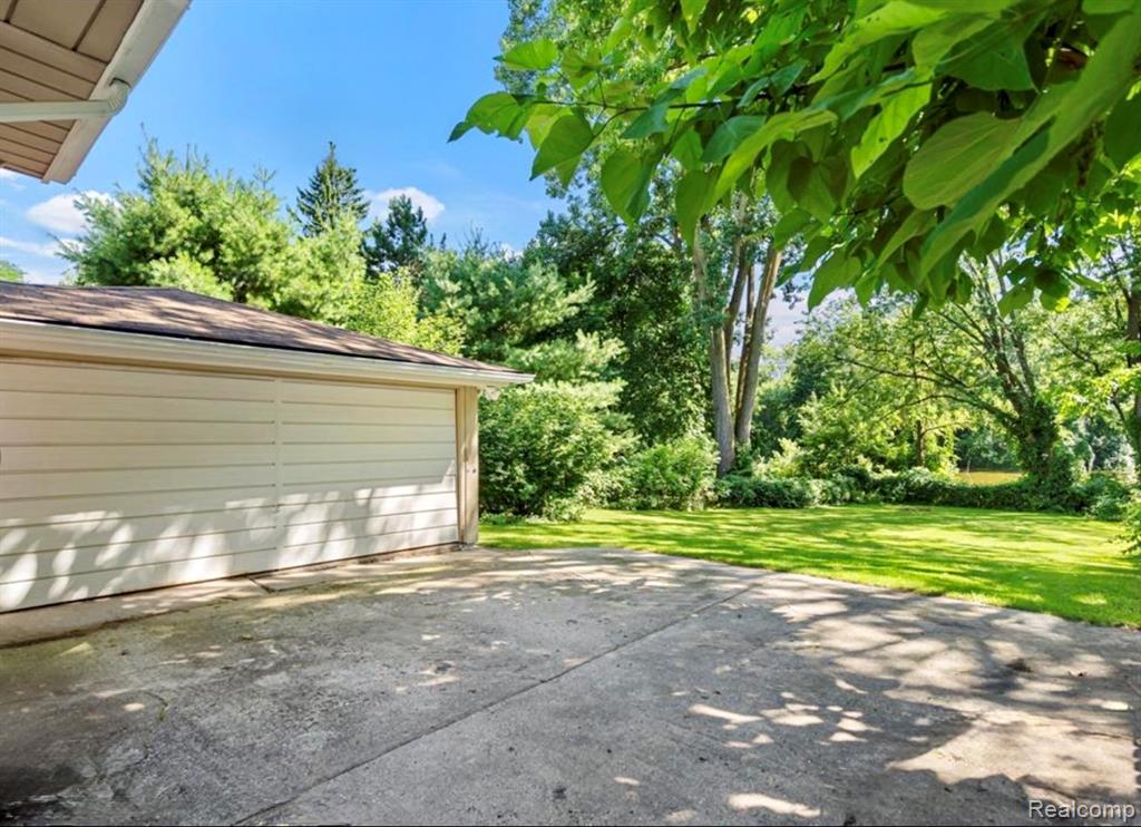 6333 Harriet Drive, Waterford, MI 48327 — Photo 43