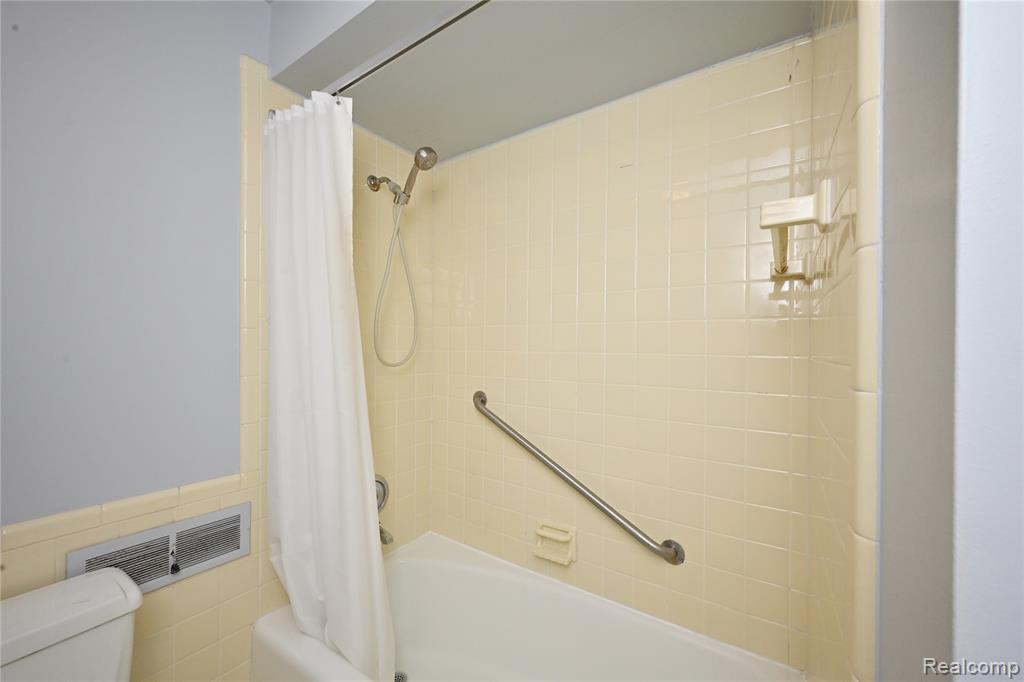 4043 W Maple, D 101, Bloomfield Hills, MI 48301 — Photo 20