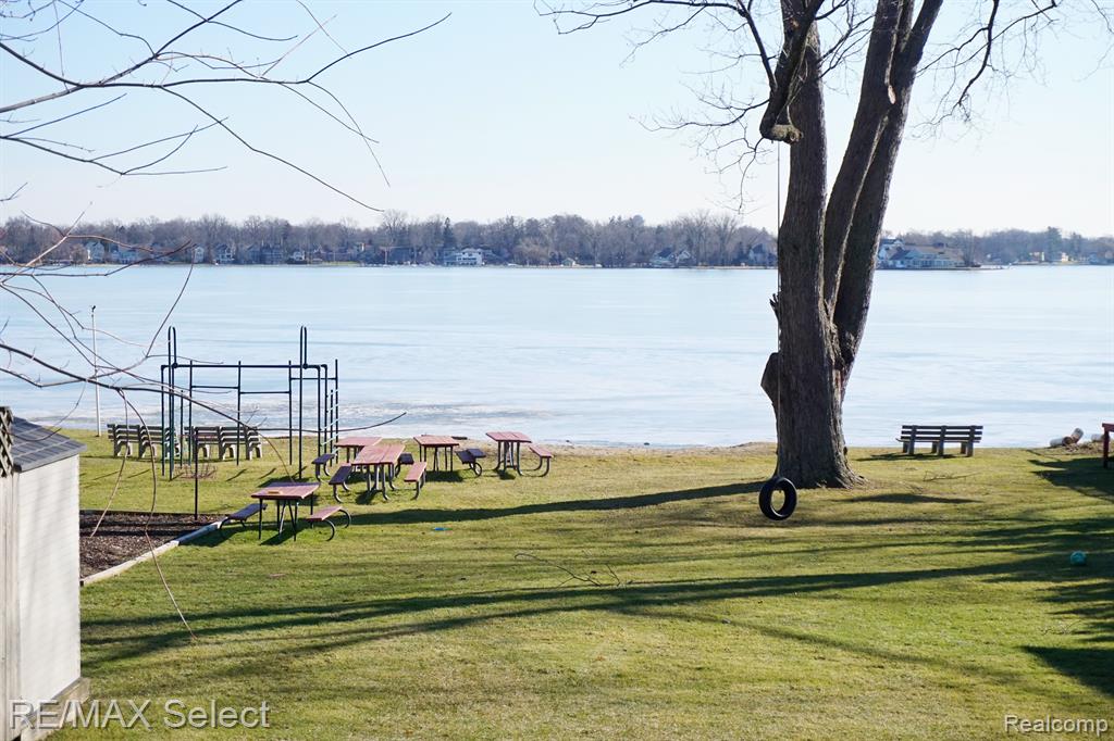 570 SHOREVIEW Drive, Waterford, MI 48328 — Photo 39