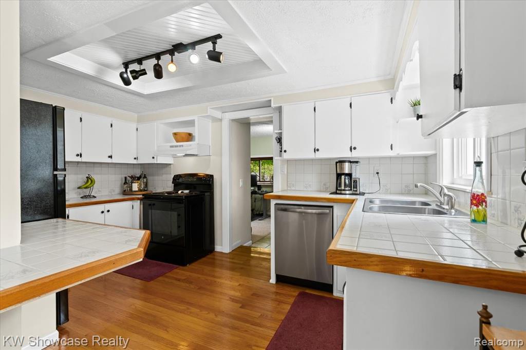 5865 Crescent Road, Waterford, MI 48327 — Photo 10