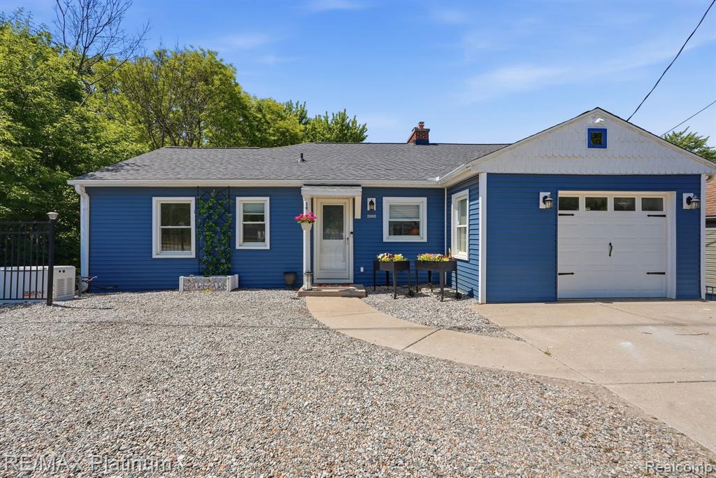 1612 S Hughes Road, Brighton, MI 48114