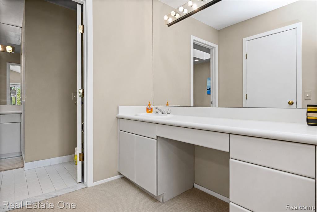 5000 Mirror Lake Court, 19, West Bloomfield, MI 48323 — Photo 32
