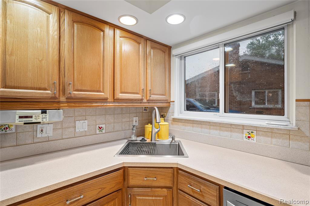 26916 Rouge River Drive, Dearborn Heights, MI 48127 — Photo 11