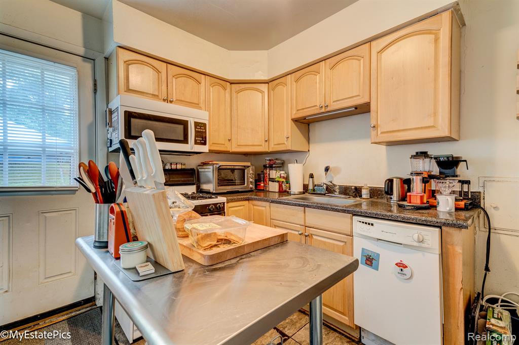 400 PARKVIEW Drive, Plymouth, MI 48170 — Photo 20