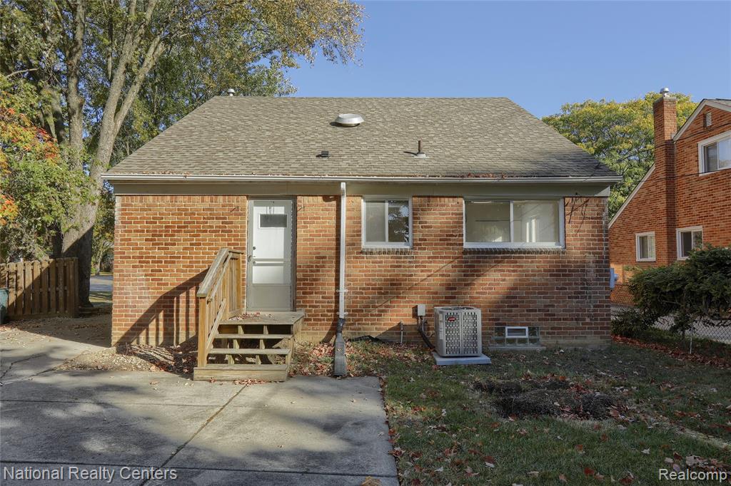 13369 Winchester Avenue, Huntington Woods, MI — Photo 28