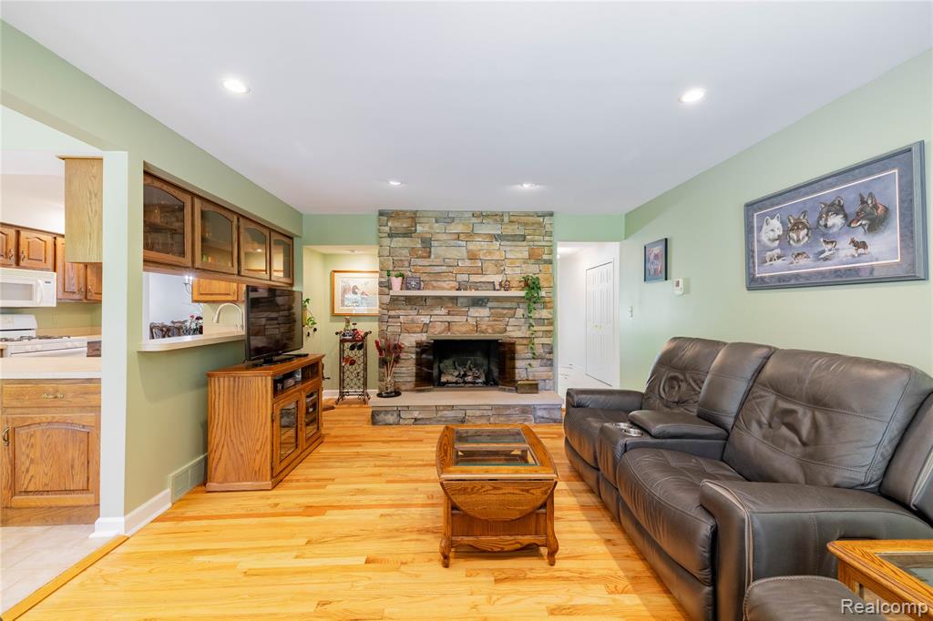 8366 Glengarry Road, Grosse Ile, MI 48138 — Photo 15