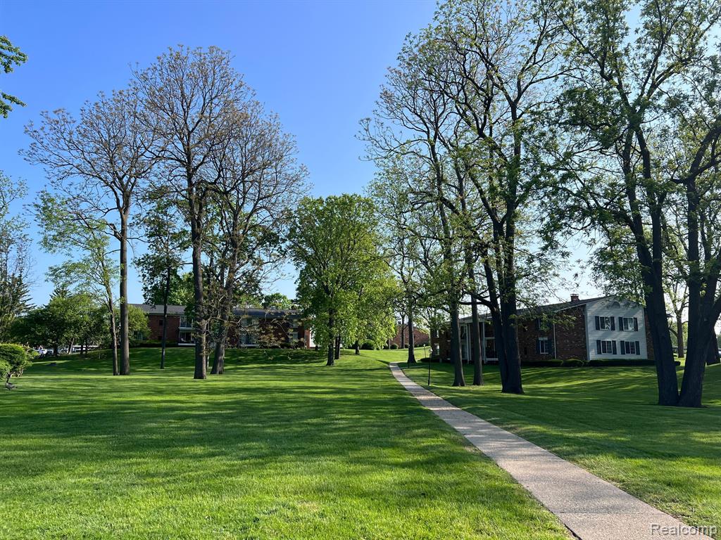 433 FOX HILLS Drive S, 3, Bloomfield Hills, MI 48304 — Photo 8