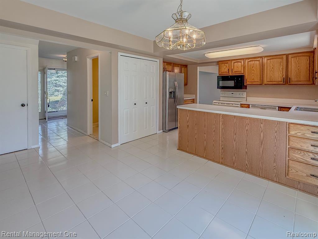 5326 FALMOUTH Drive, Troy, MI 48085 — Photo 9