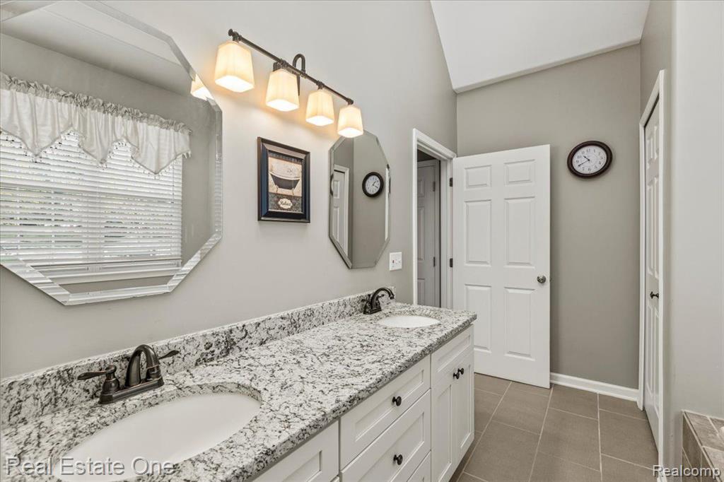 566 BAY POINTE Drive, Oxford, MI 48371 — Photo 37