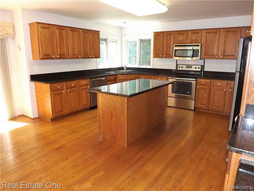 4066 COVENTRY Drive, Rochester Hills, MI 48326 — Photo 12