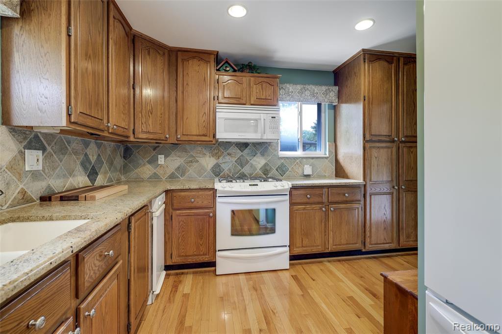31698 Southview Street, Beverly Hills, MI 48025 — Photo 17
