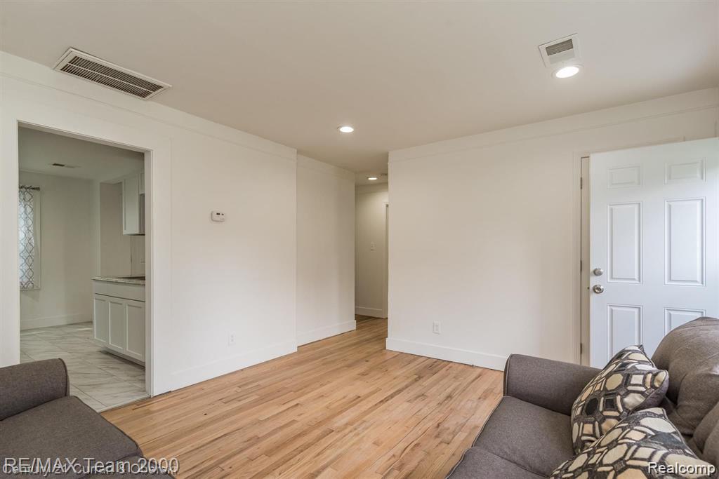 24601 STANFORD Street, Dearborn Heights, MI 48125 — Photo 10