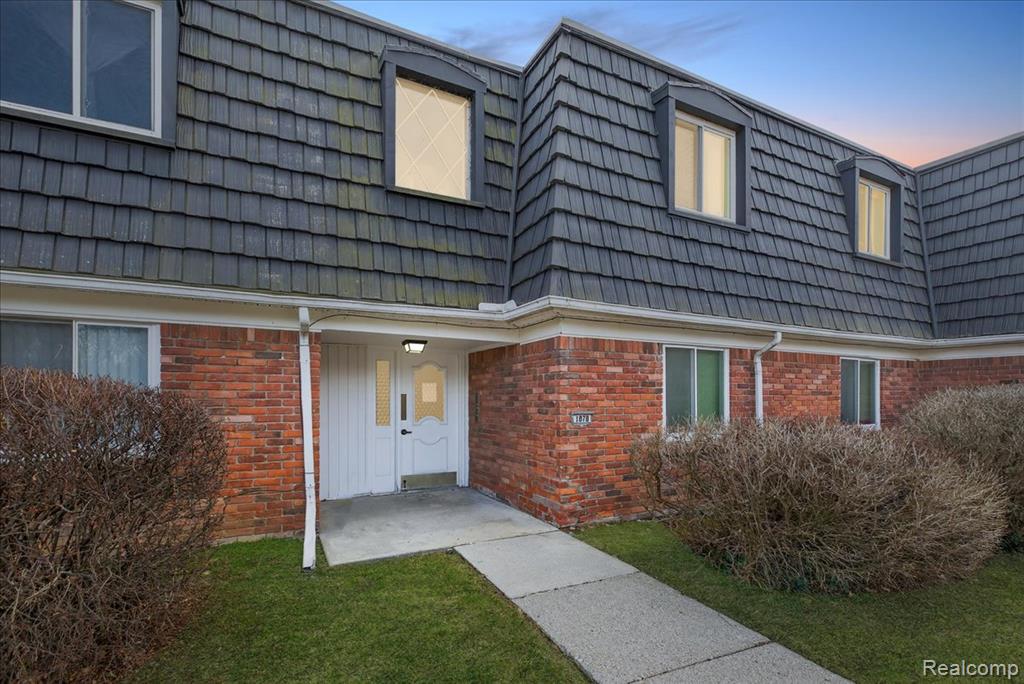 1878 Colonial Village Way, 4, Waterford, MI 48328 — front exterior