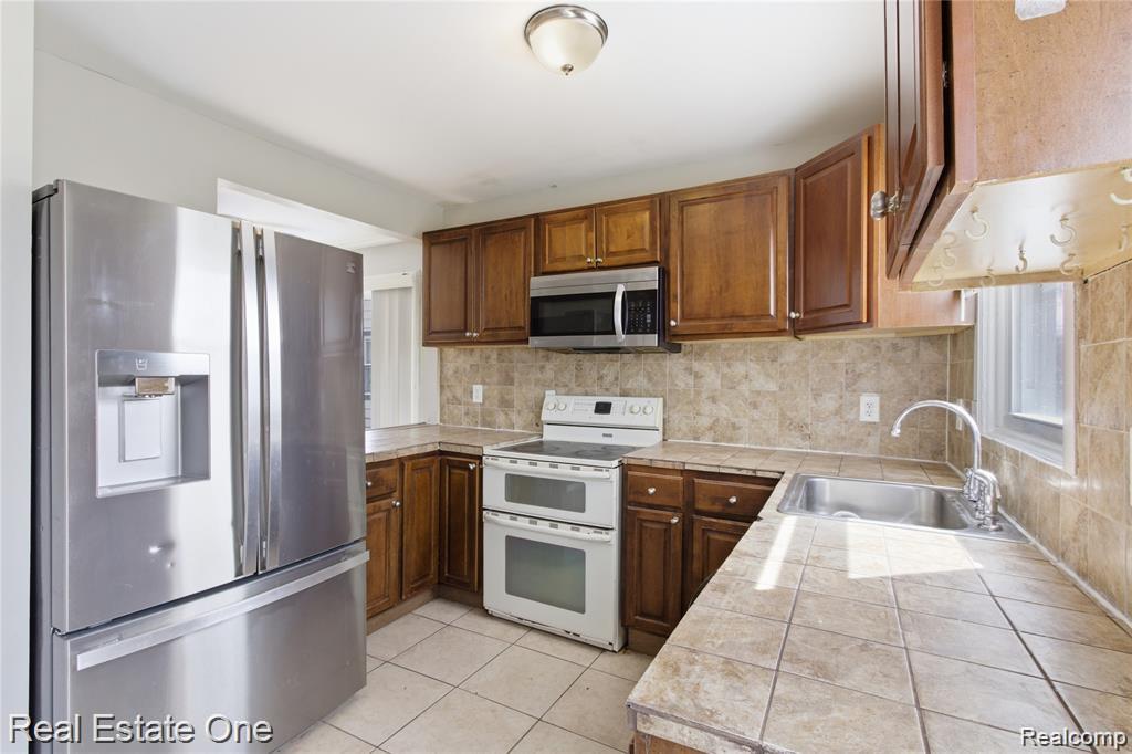 5747 Kingsbury Street, Dearborn Heights, MI 48127 — front exterior