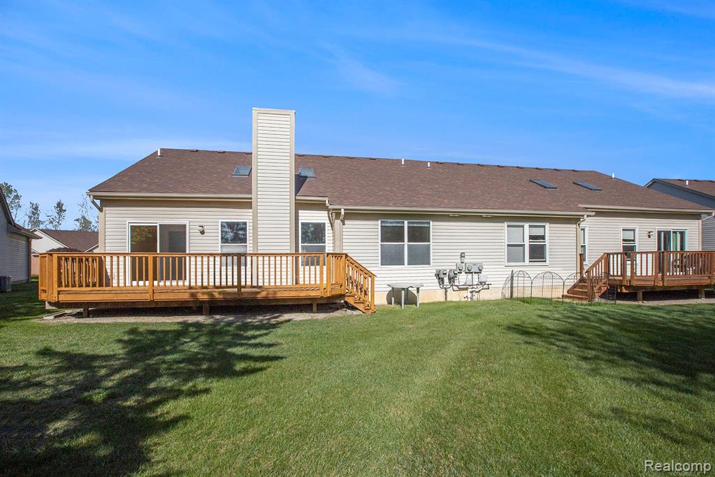 413 MULBERRY Drive, Commerce Twp, MI 48390 — Photo 34