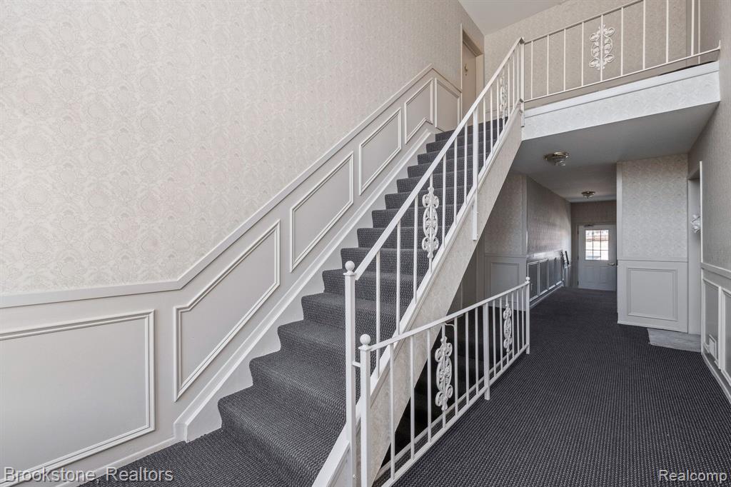 658 E FOX HILLS Drive, Bloomfield Hills, MI 48304 — Photo 23