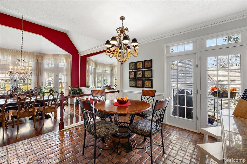 Breakfast Nook-Natural Light & Balcony