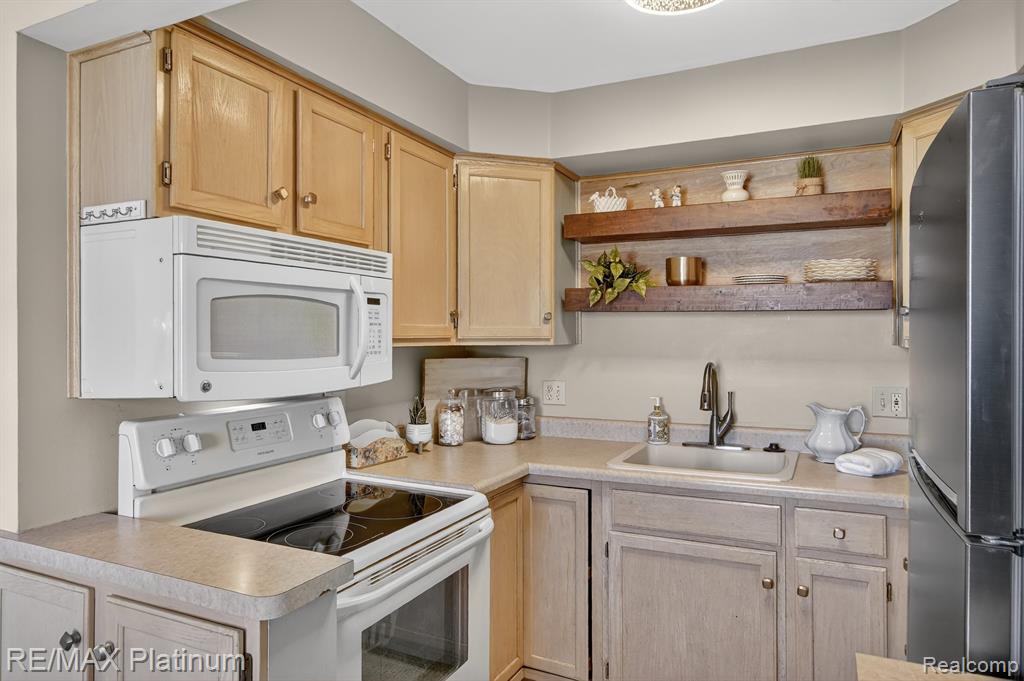 5946 Alan Drive, 47, Brighton, MI 48116 — Photo 7