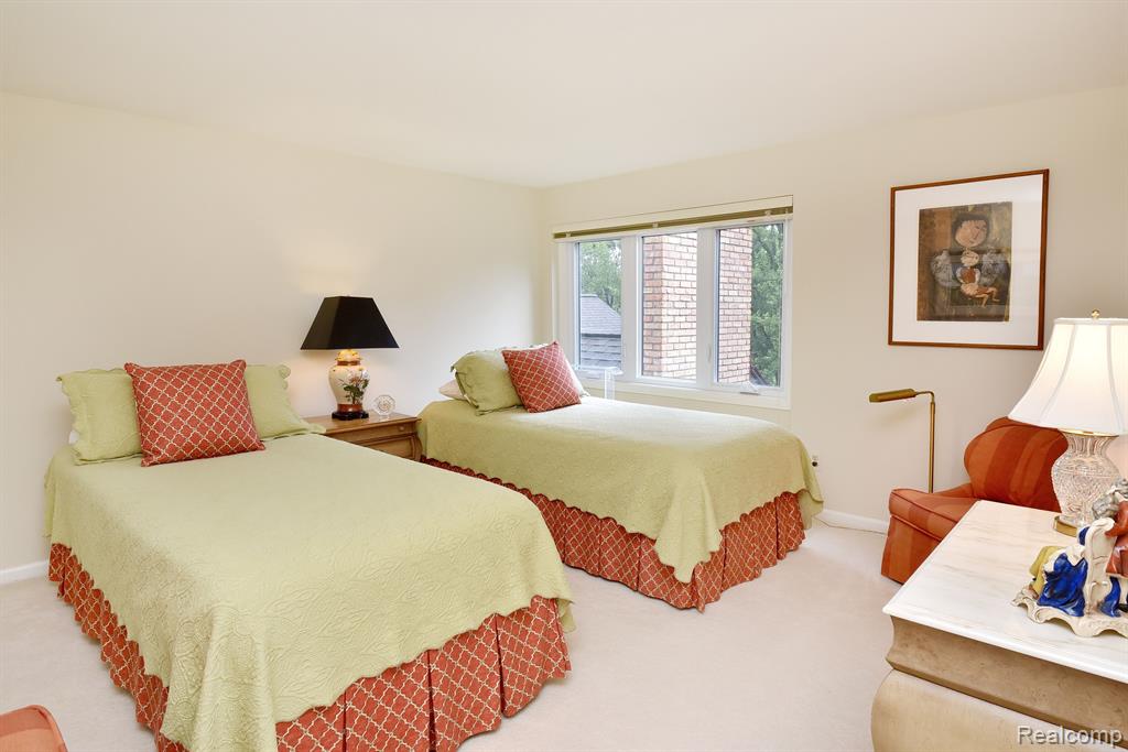 1943 PINE RIDGE Court, Bloomfield Hills, MI 48302 — Photo 28